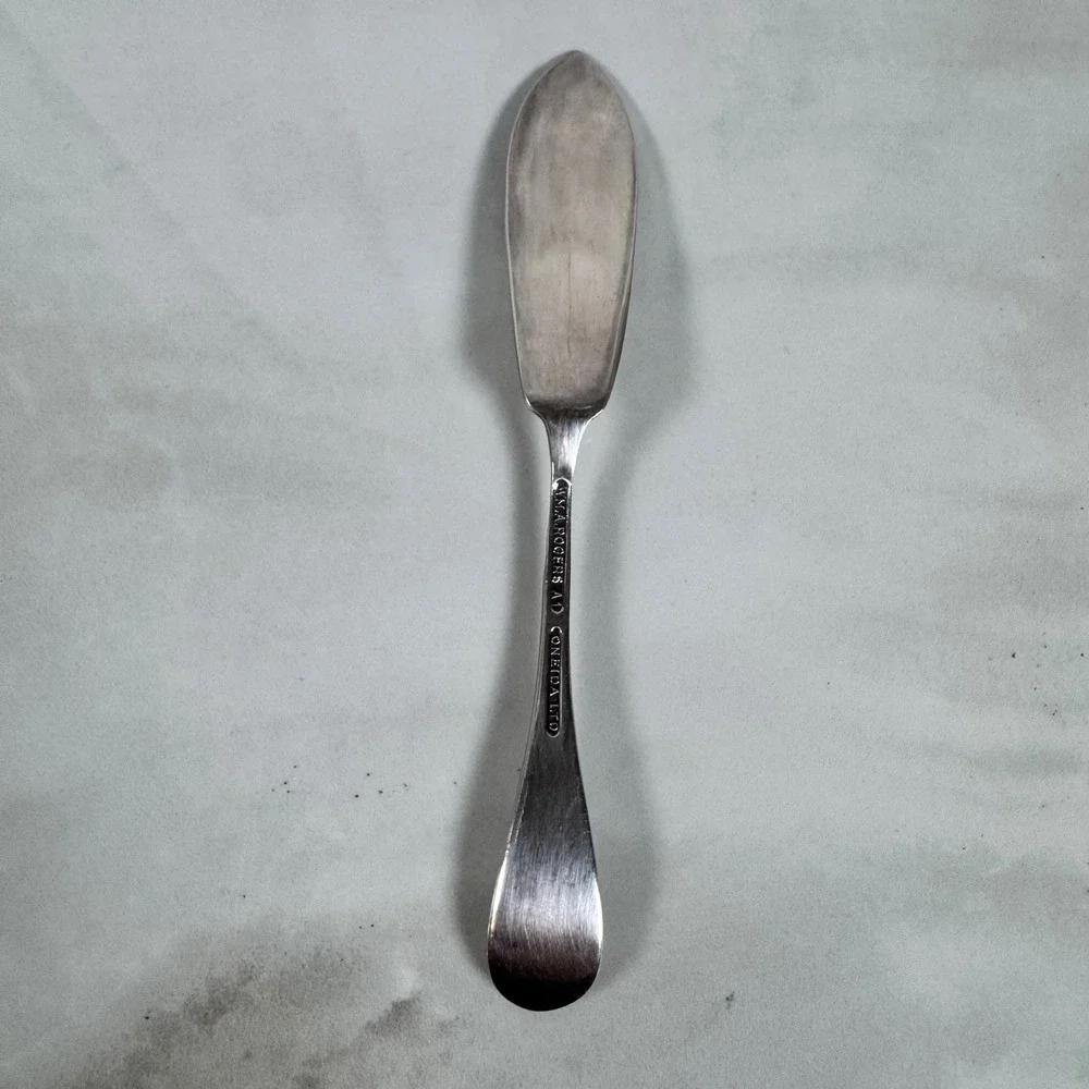Vintage Oneida W.M. A. Rogers A1 Silver Plated Master Butter Knife Shell Pattern